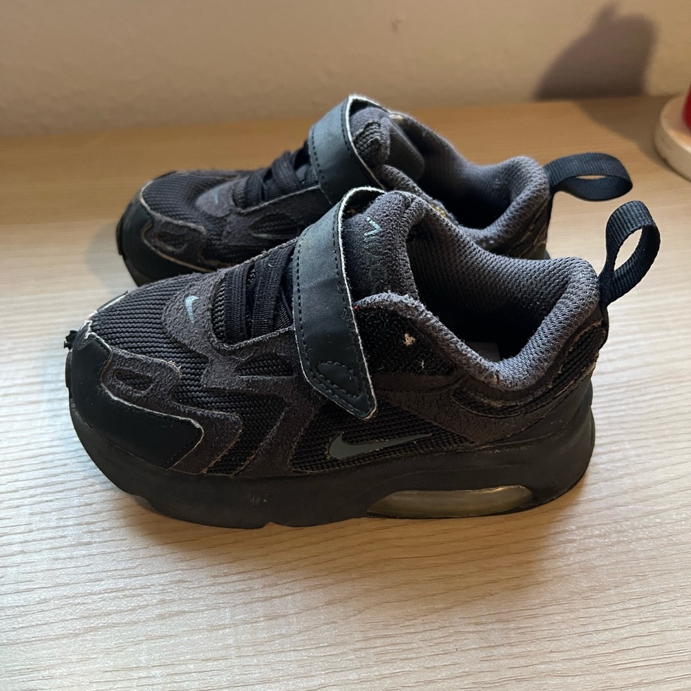 Kids Black Nike Shoes size 7